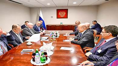 رئيس مجلس القيادة الرئاسي يبحث مع وزير الخارجية الروسي العلاقات بين البلدين